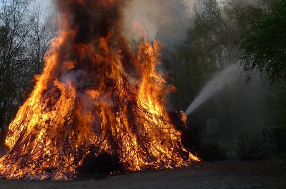 Sicherheit geht vor – auch 2003 beim Osterfeuer am Silbersee Sicherheit geht vor – auch 2003 beim Osterfeuer am Silbersee