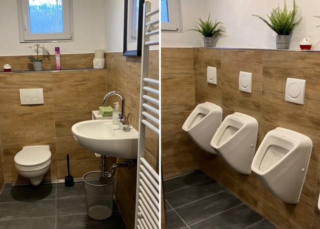 Moderne Toilettenanlage mit Waschbecken und Urinalen in einem hellen Raum mit Fliesen.