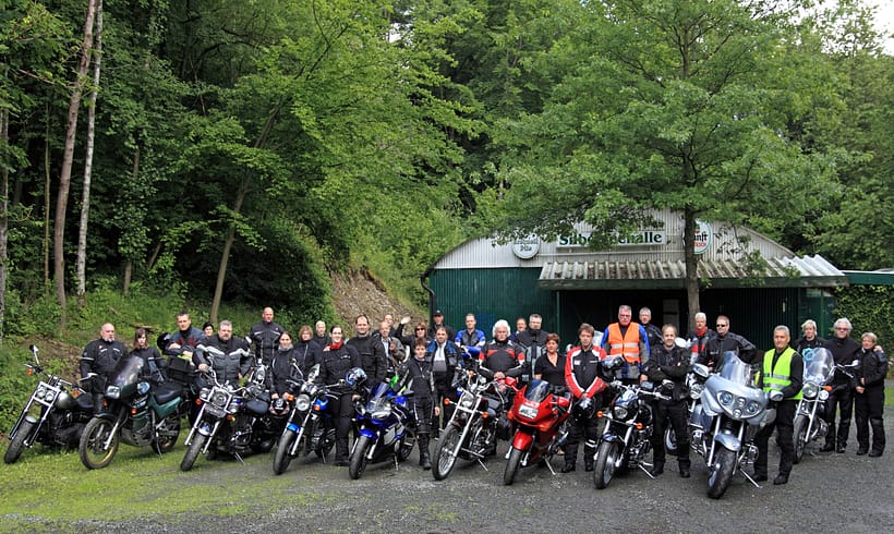 Mit 30 Motorrädern das Oberbergische erkundet