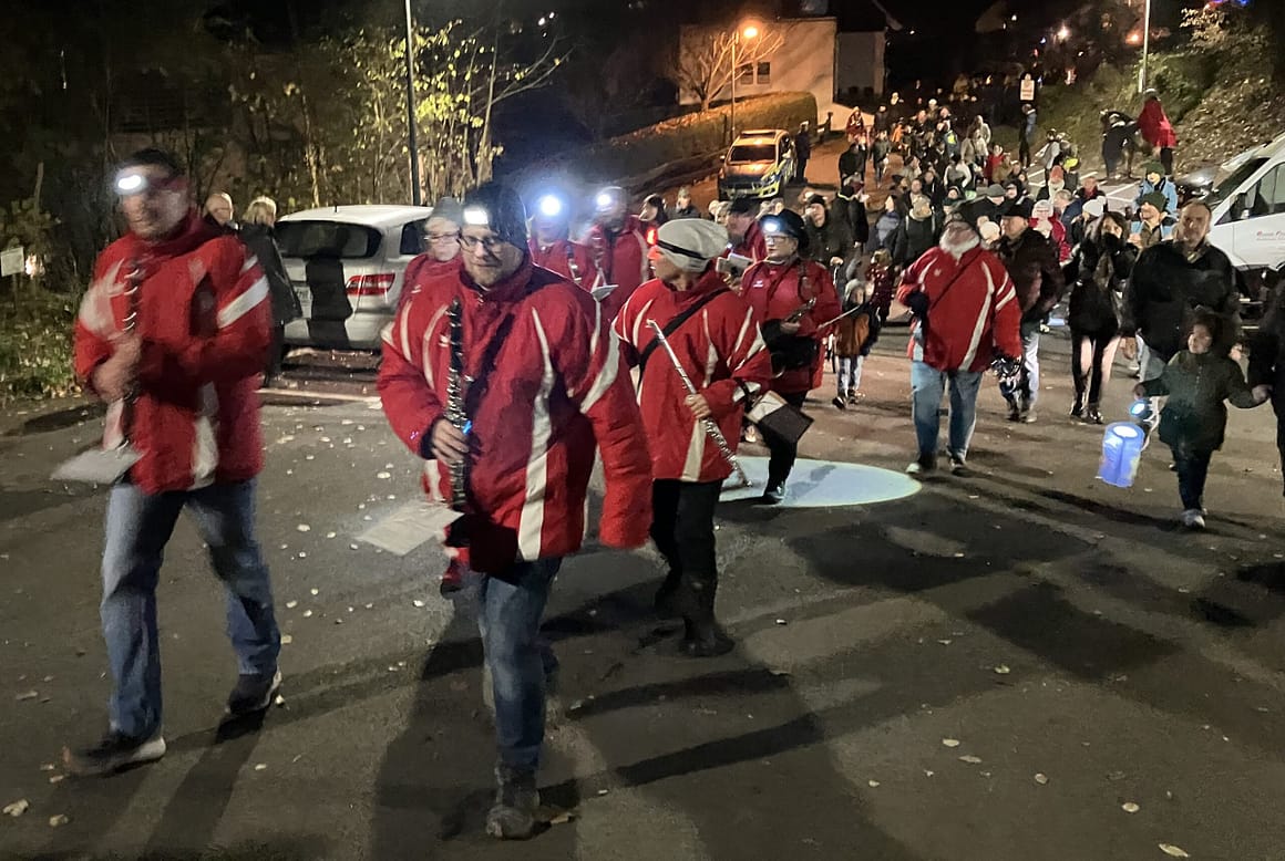 Weihnachtlicher Laternenumzug zur Silberseehalle Weihnachtlicher Laternenumzug zur Silberseehalle