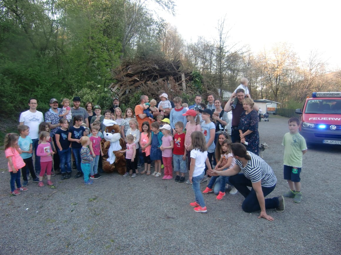 38 Kinder auf Osternest-Suche 38 Kinder auf Osternest-Suche