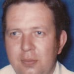 Porträt eines Mannes mit blauen Augen und dunklem Haar, aufgenommen im Jahr 1980.