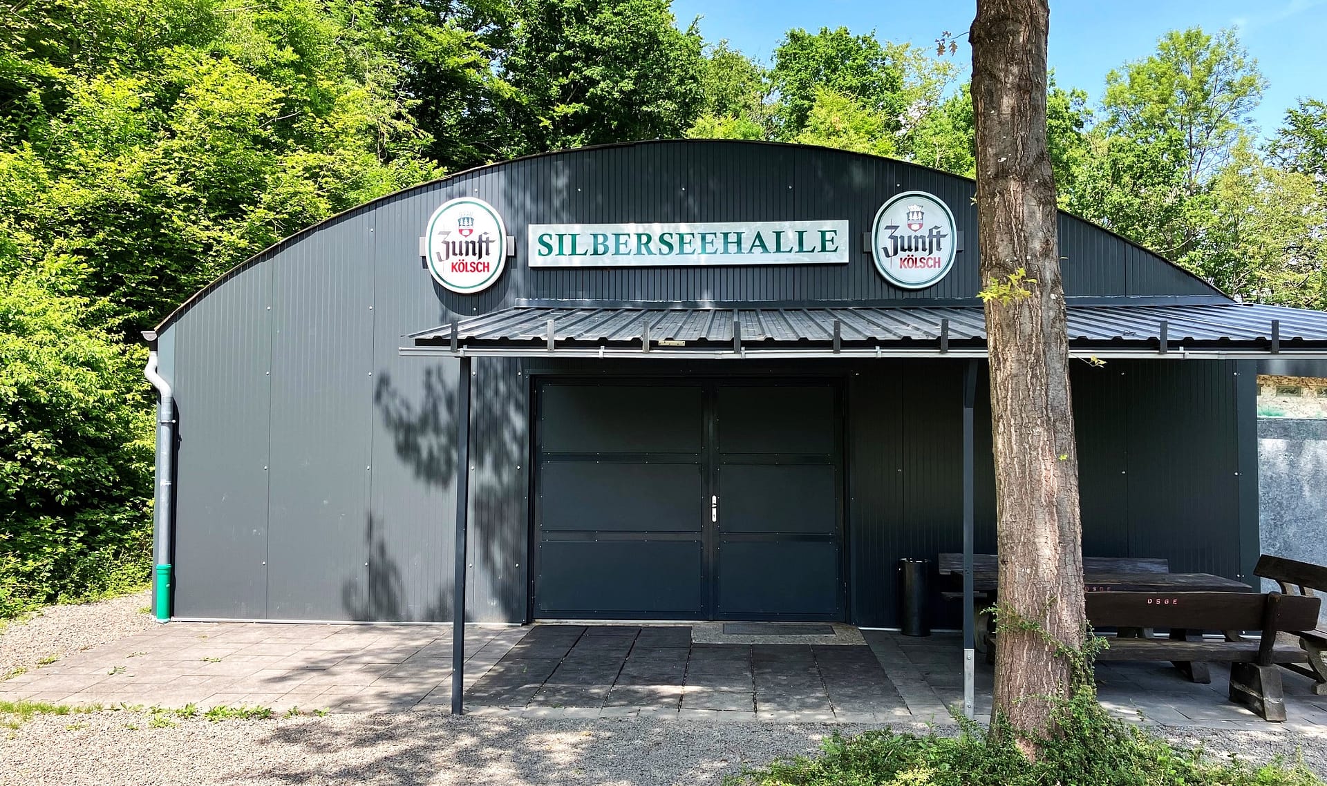 Gebäude der Silberseehalle mit einem grauen Außenanstrich und Schildern an der Fassade.