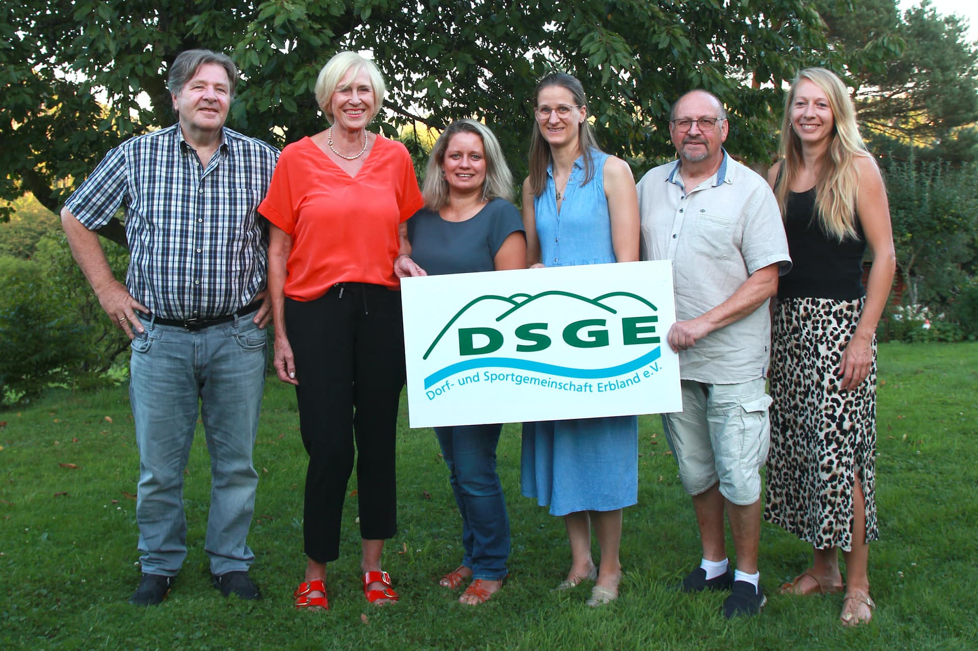 Alle sechs Mitglieder des DSGE-Vorstandes posieren mit dem Vereinslogo