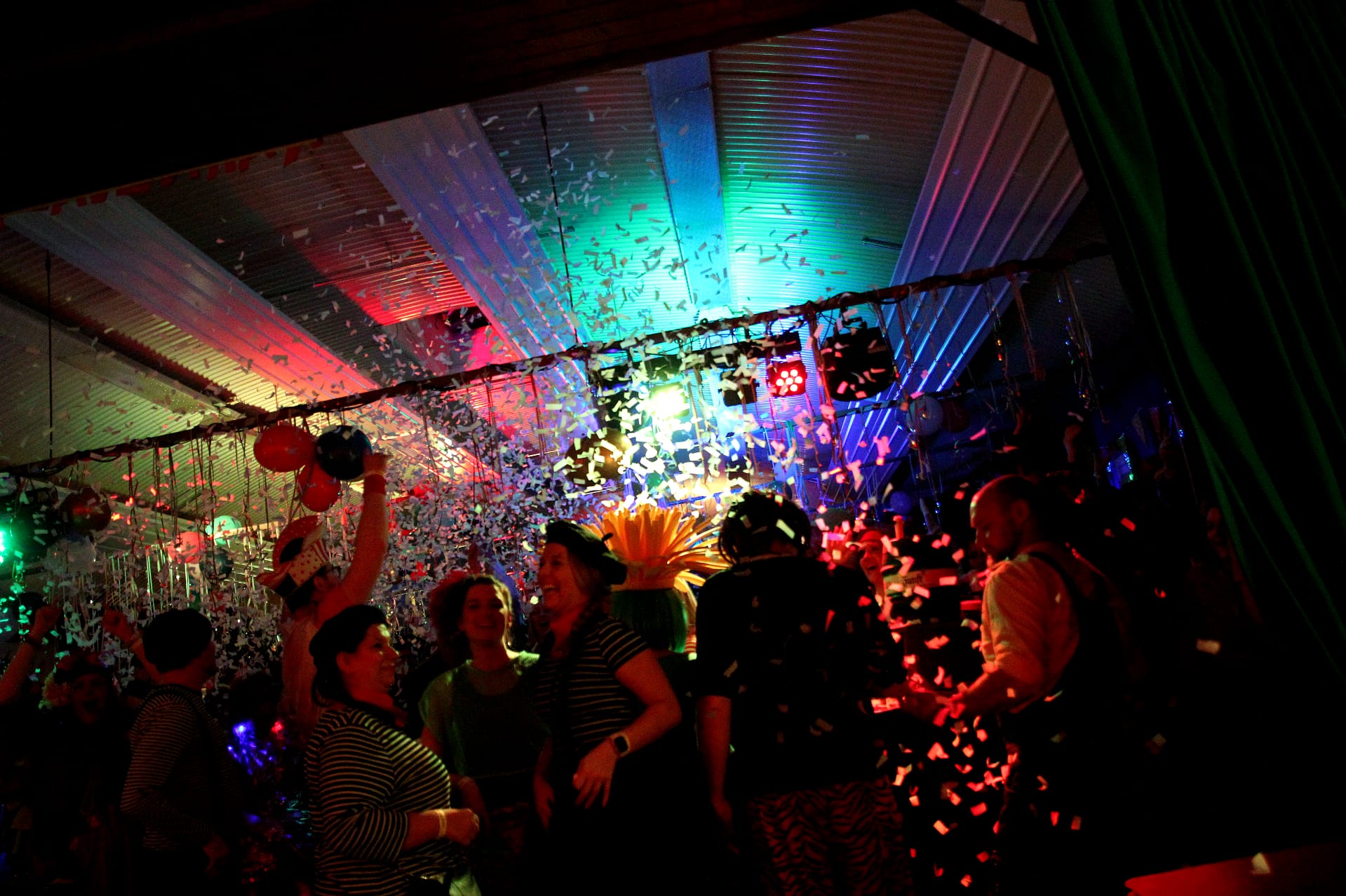 Konfetti-Regen beim keine Ahnungrneval am Silbersee