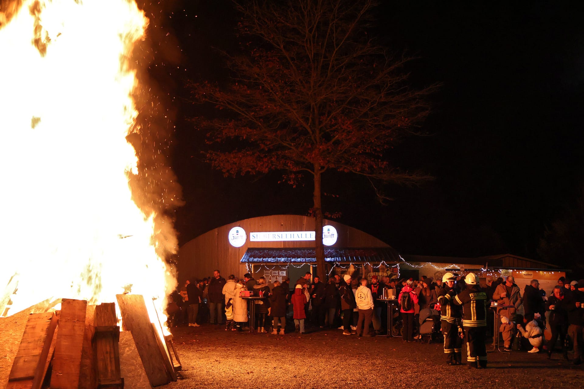 Das Martinsfeuer brennt vor der Silberseehalle ab