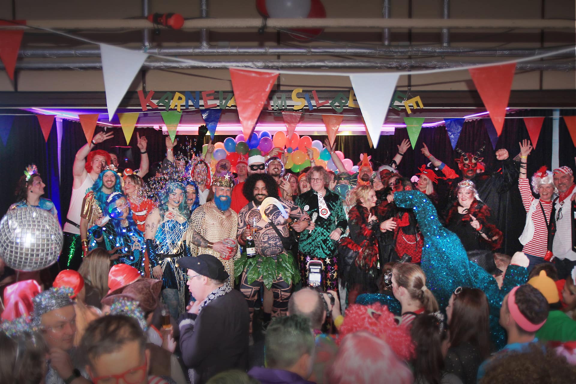 Gruppenfoto der Gewinner der Kostümprämierung beim Karneval am Silbersee 2026