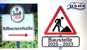 Zwei Hinweisschilder, eines zeigt den Weg zur Silberseehalle, das andere informiert über eine Baustelle von 2020 bis 2023.