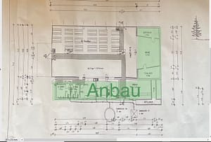 Technischer Grundriss eines Anbaus mit verschiedenen Räumen und Abmessungen.
