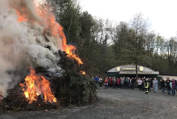 Osterfeuer 2017 am Silbersee sehr gut besucht Osterfeuer 2017 am Silbersee sehr gut besucht