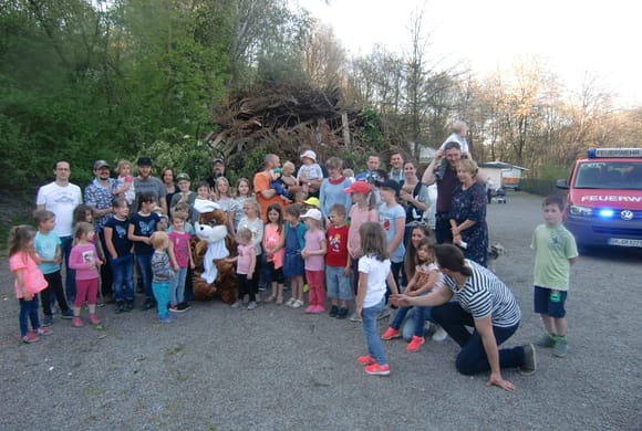 38 Kinder auf Osternest-Suche 38 Kinder auf Osternest-Suche